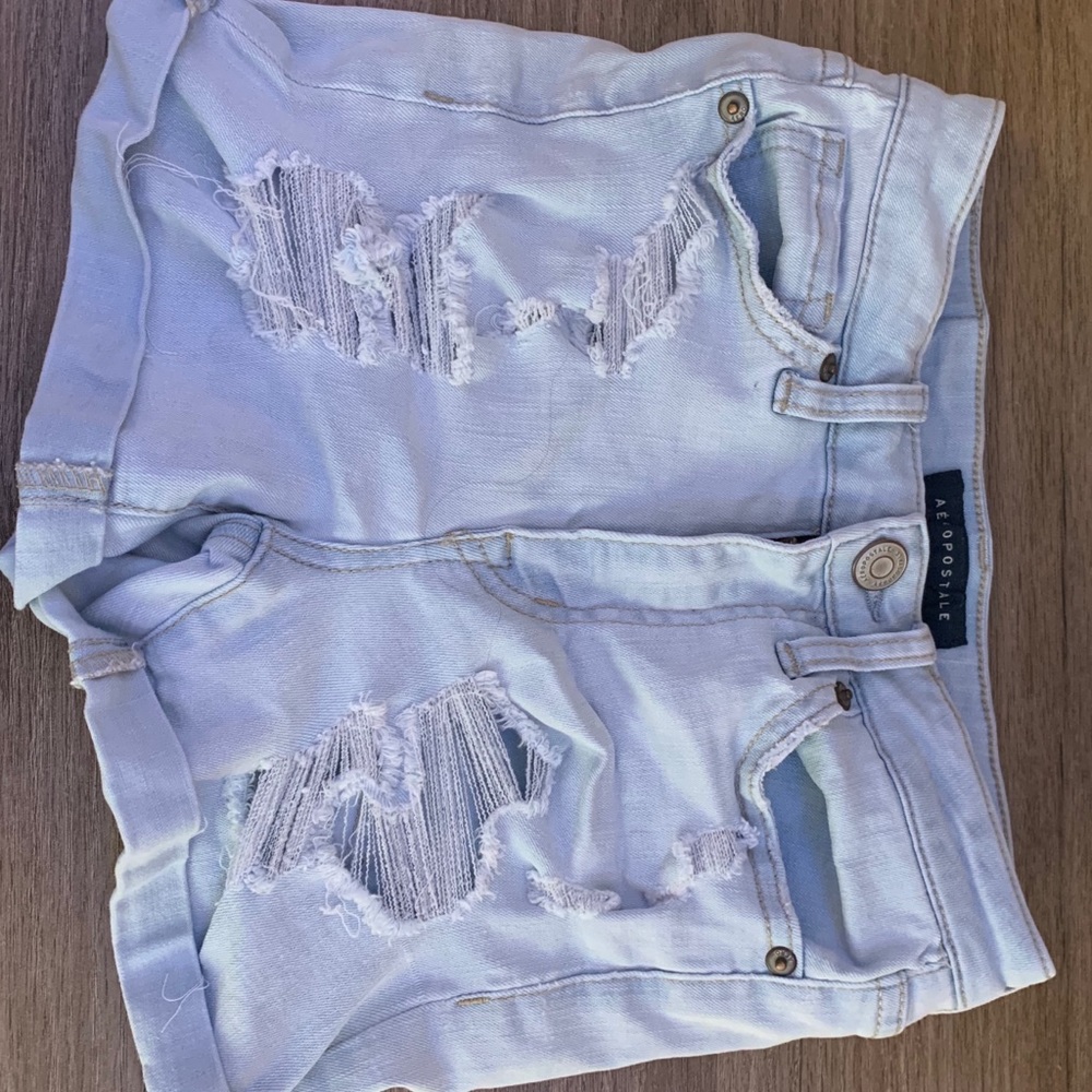 LIGHT COLORED AEROPOSTALE RIPPED JEAN SHORTS
